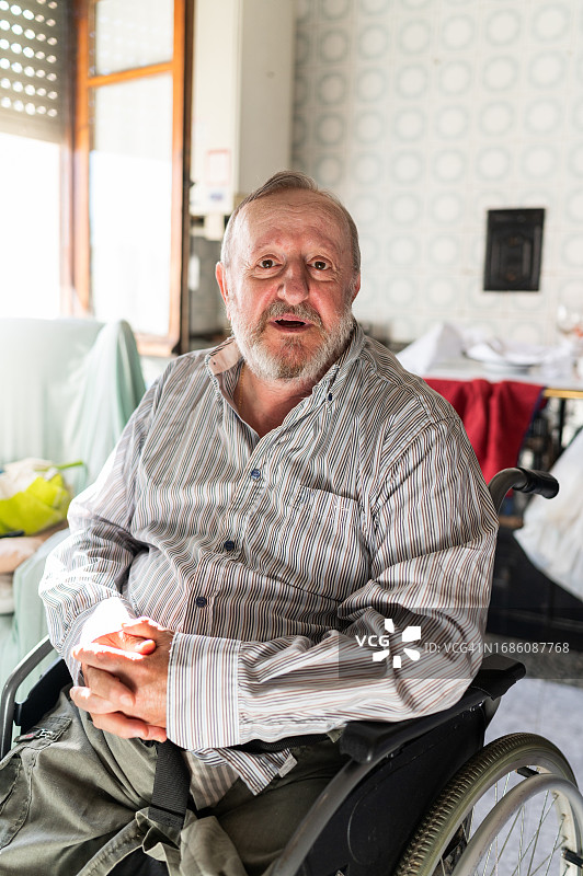 在家中担心和孤独的残疾男子图片素材