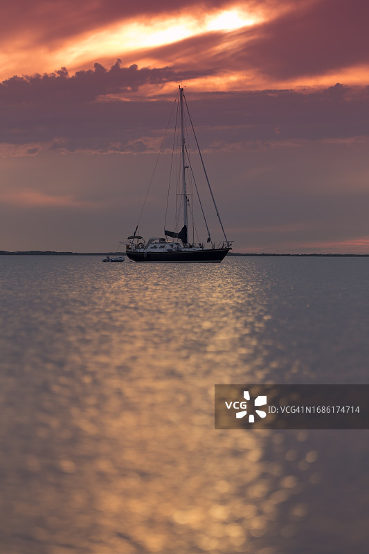 日落时分，Rockanje和Stellendam附近停泊的帆船图片素材
