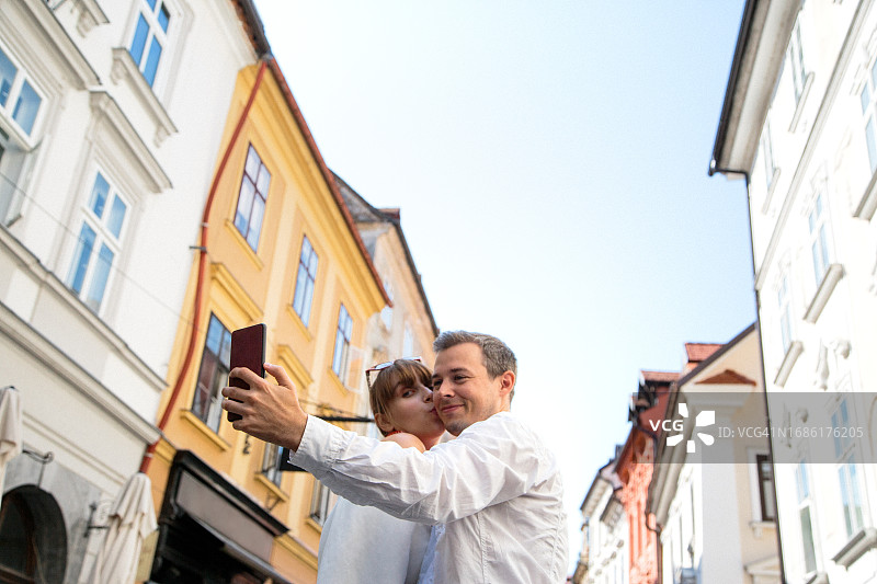 千禧一代情侣在市中心自拍图片素材