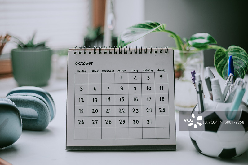 白色桌面上的十月日历图片素材
