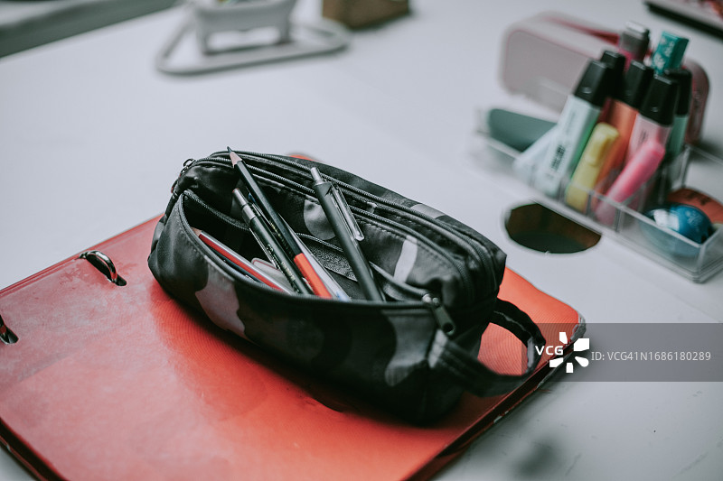 学生桌上的铅笔盒图片素材