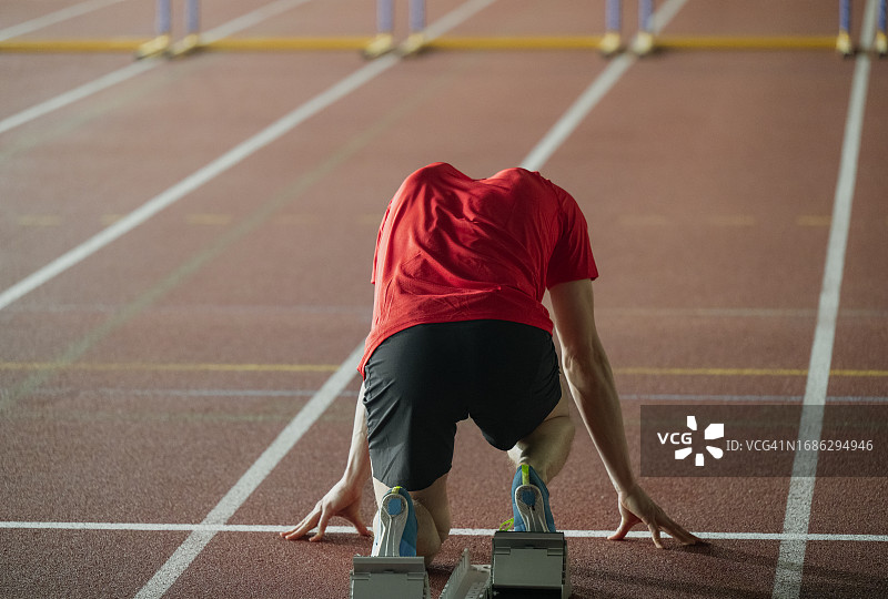 跑步者站在起跑线上图片素材