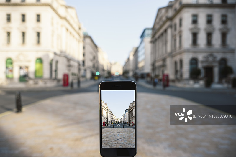透过智能手机看到的伦敦街景图片素材