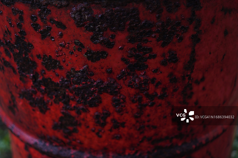 生锈的钢罐盖上的水池图片素材