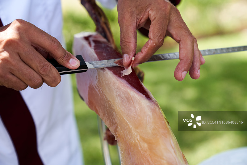 在花园工作的专业伊比利亚火腿切割师图片素材
