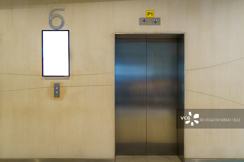 现代建筑内部电梯前的空白banner样机展示图片素材