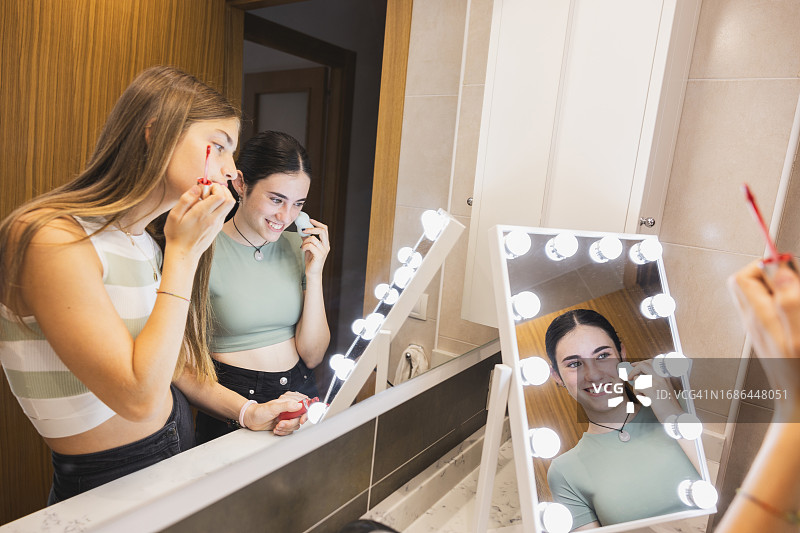 两个十几岁的女孩在家里一起化妆图片素材