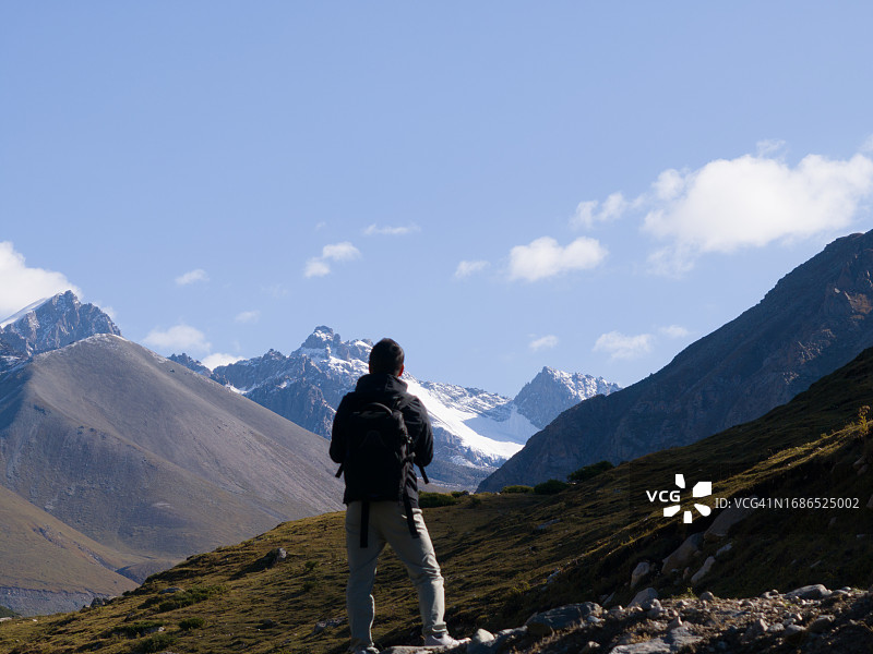 在雪山背景下攀登雪山的登山者图片素材