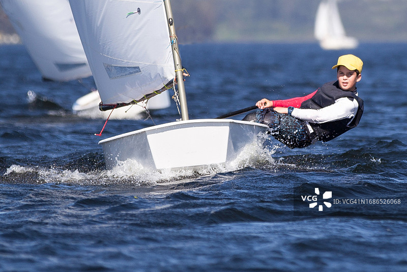 男孩在航海图片素材