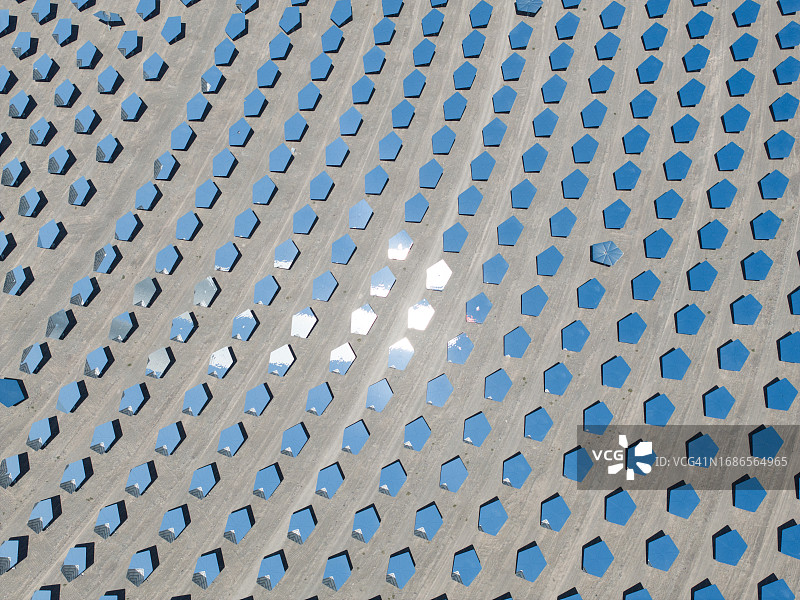 聚光太阳能发电厂的定日镜特写图片素材