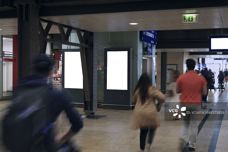 火车站的数字广告牌图片素材