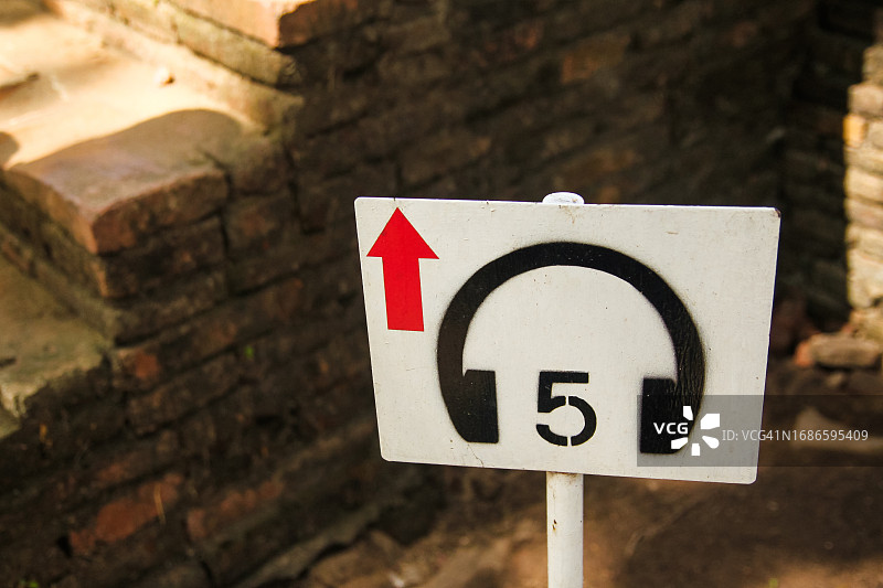 泰国寺庙遗址的音频导航标志图片素材