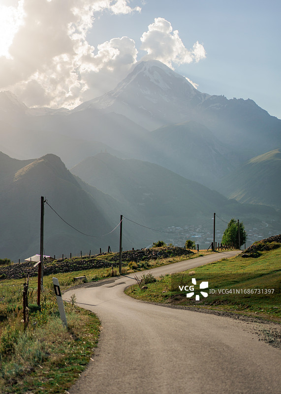 日落时分通往壮丽山脉的道路图片素材