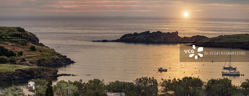 西班牙卡达克斯利加特港的黎明图片素材