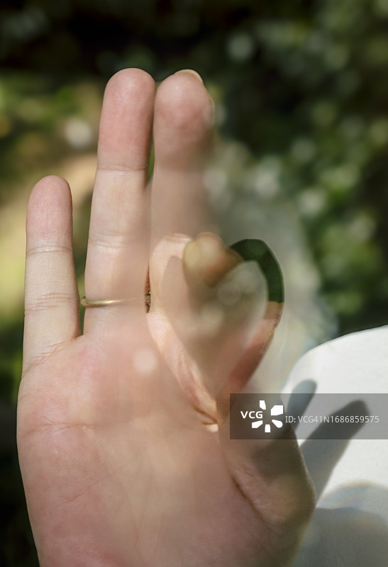 在玻璃上画一颗心图片素材