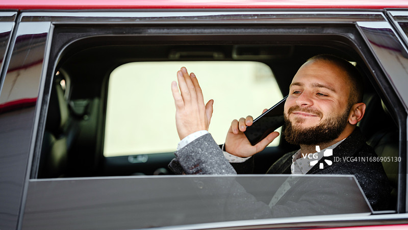 年轻政治家问候选民图片素材