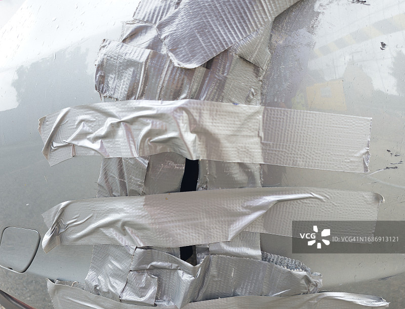 用管道胶带粘合汽车保险杠图片素材