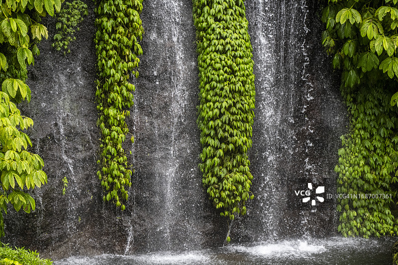 印度尼西亚巴厘岛的班尤马拉双瀑布图片素材