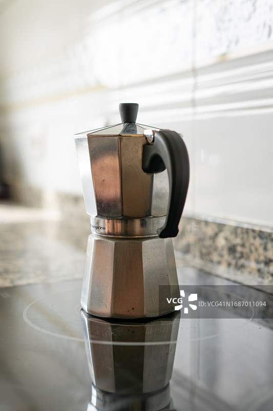 在陶瓷炉上煮咖啡的意大利咖啡机图片素材