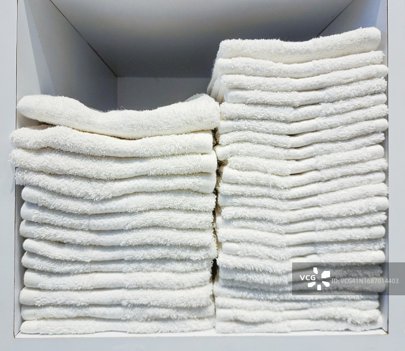 壁橱柜中的白色毛巾图片素材