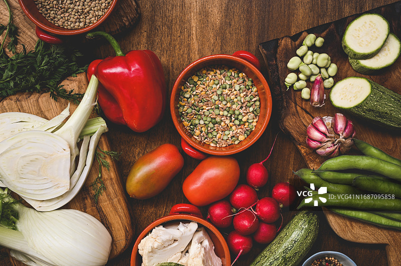 乡村木桌上的新鲜有机蔬菜图片素材