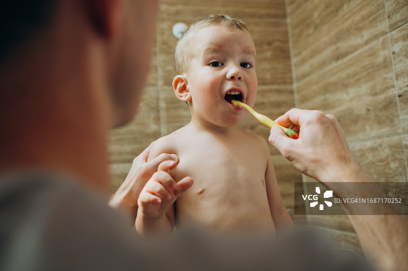 父亲给儿子刷牙图片素材