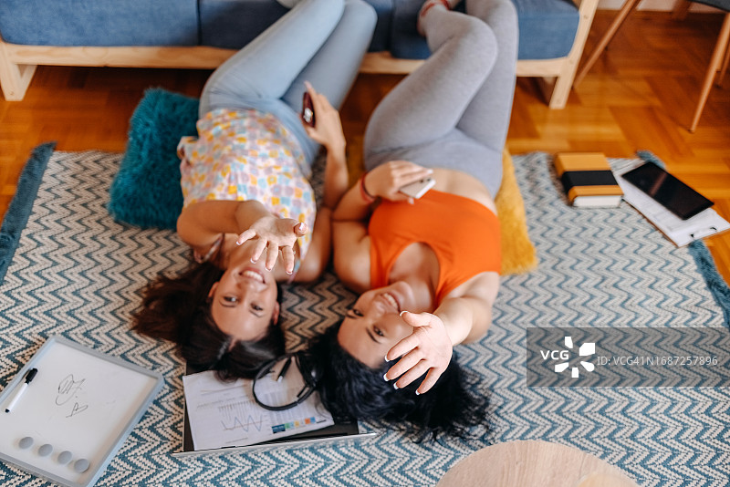 在家学习和休息的女大学生们图片素材