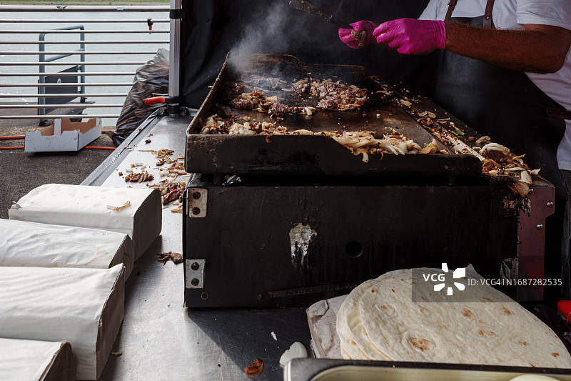 街头小吃摊：厨师翻炒牛肉图片素材