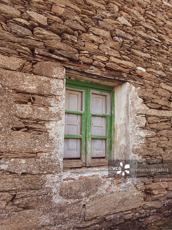 西班牙瓜达拉哈拉石头房子上的窗户图片素材