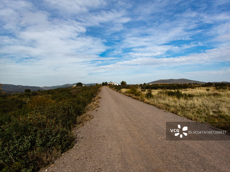 乡村公路。西班牙瓜达拉哈拉省辛德伦西纳图片素材
