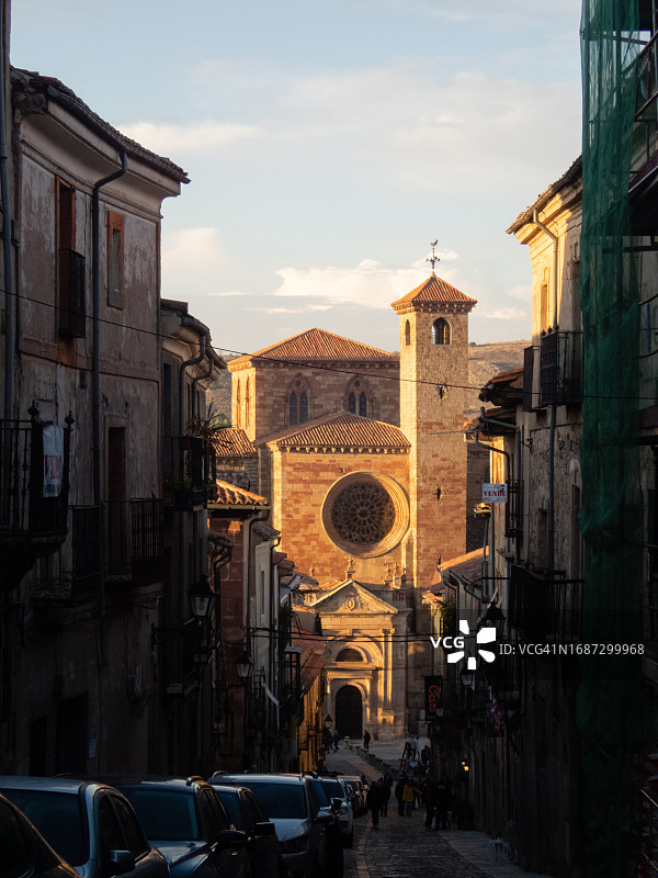 瓜达拉哈拉日落时分的锡古恩斯大教堂和城市景观图片素材