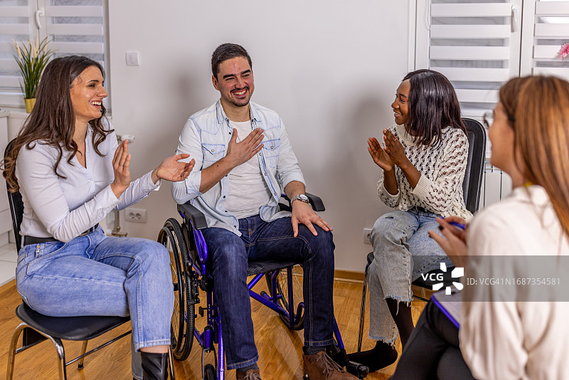 坐在轮椅上的中年男人接受女精神科医生的关怀图片素材