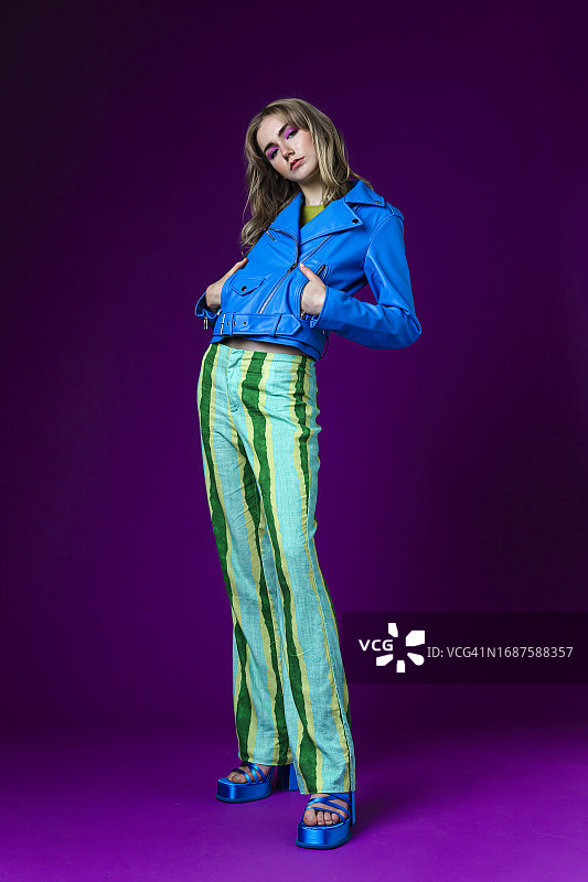 穿着皮夹克的时尚女人图片素材