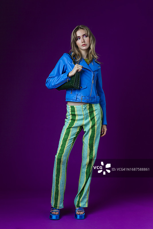 穿着皮夹克的时尚女人图片素材