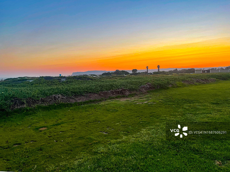 科罗纳多海洋大道上的草地和壮丽的天空景观图片素材