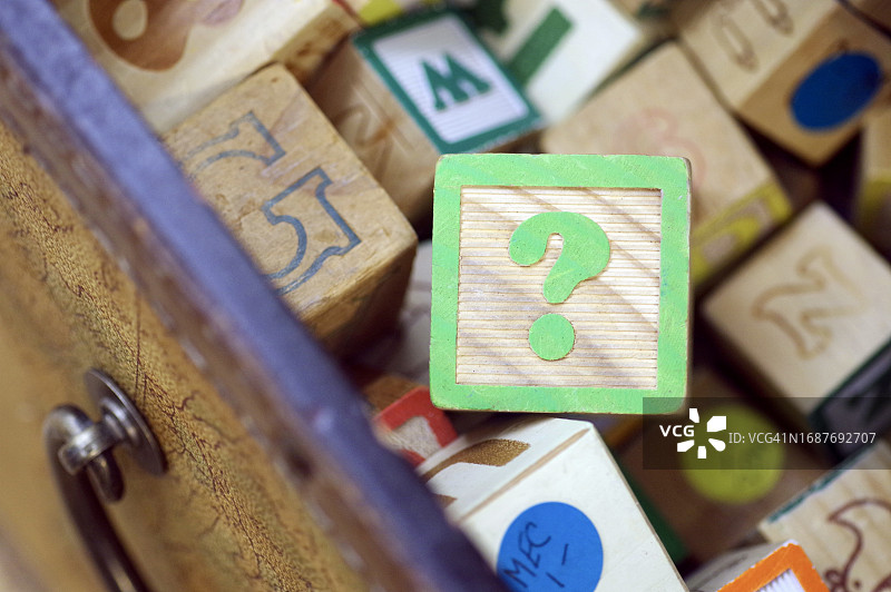 带有问号的玩具积木图片素材