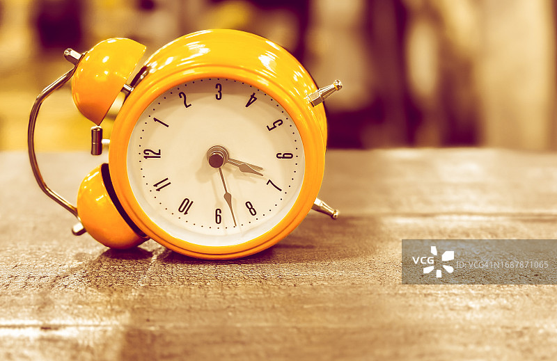 桌子上倾斜的旧式闹钟图片素材