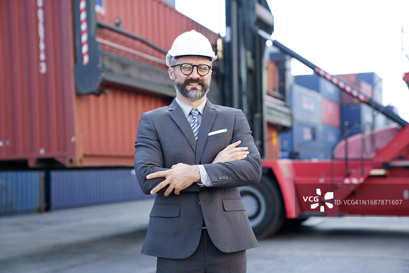 站在集装箱堆场的码头经理，面带微笑充满自信图片素材