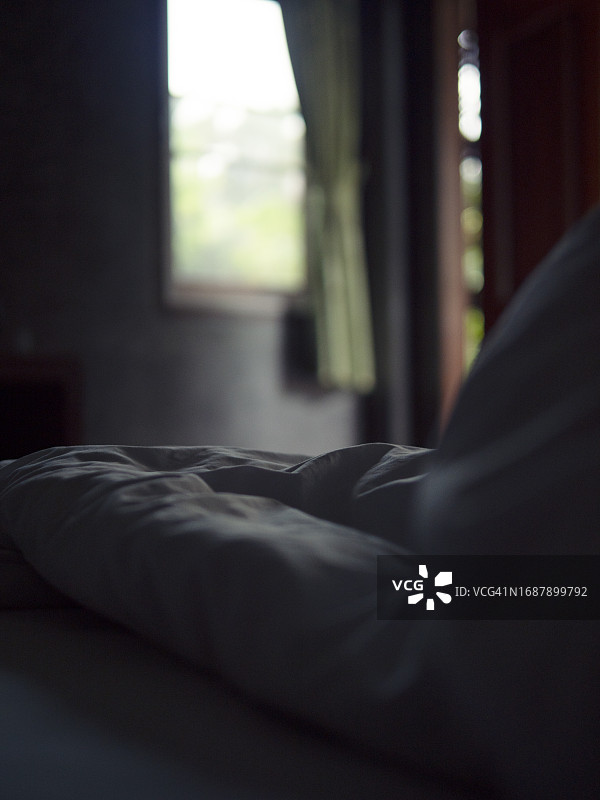 从床上看酒店房间，房门半开图片素材