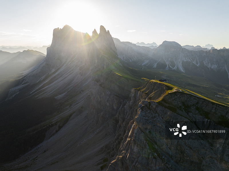 多洛米蒂山脉标志性奥德勒山脉旁的塞切达峰,位于意大利特伦蒂诺-上阿迪杰,南蒂罗尔,突显了雄伟的富尔切塔峰、奥德勒斯山脉和圣克里斯蒂娜-瓦尔加尔代纳图片素材