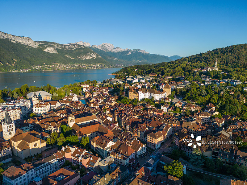 法国阿讷西，芒通-圣贝尔纳城堡鸟瞰，俯瞰城镇和湖泊图片素材