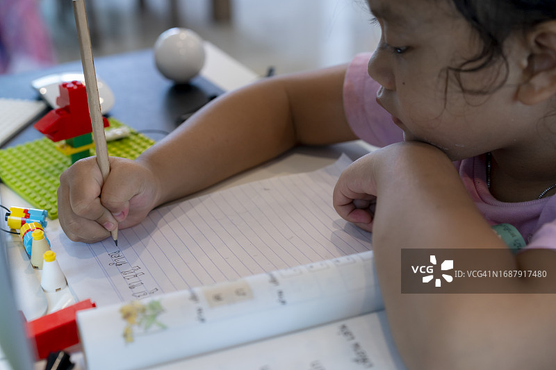 女孩在家练习写作，做作业图片素材