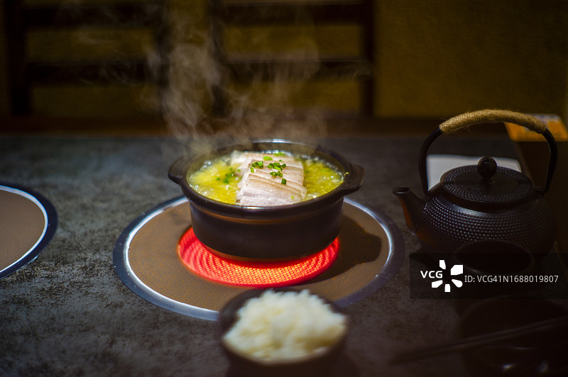 酸菜炖猪肉砂锅图片素材