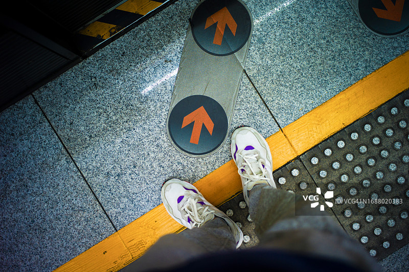 地铁地板上的箭头标志-黄线图片素材