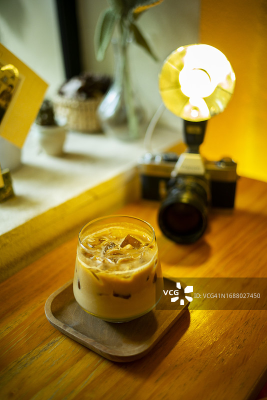 拿铁和相机图片素材