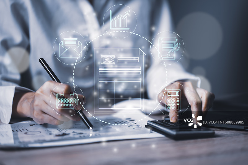 女商人计算年度纳税额，在线个人所得税申报表图片素材