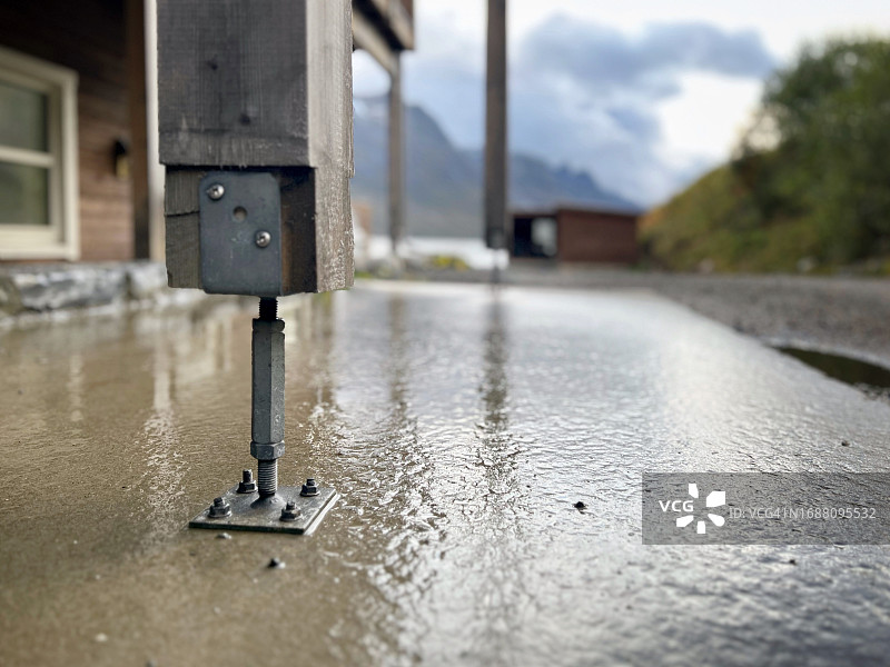 用于混凝土基座上建筑木柱支撑的可调节PVD柱基图片素材