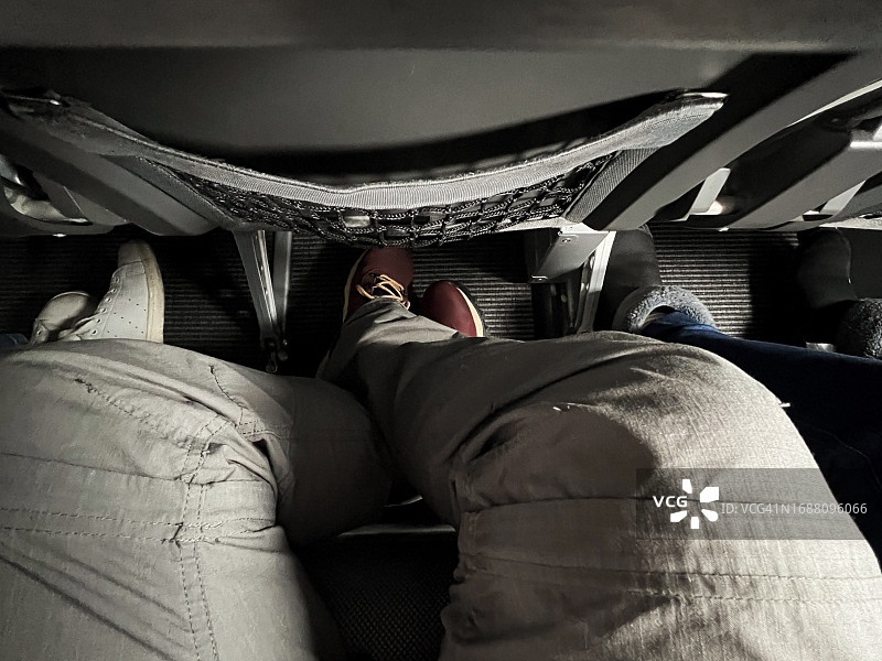 航班上乘客腿部空间的俯视图图片素材