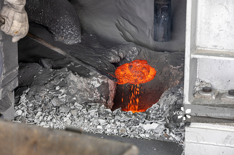 工厂里的熔融铝图片素材