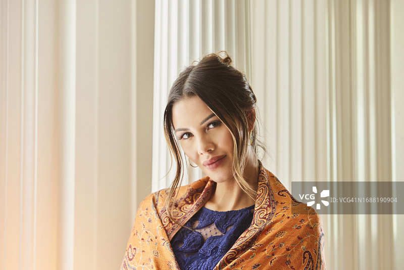 裹着披肩的女子肖像图片素材